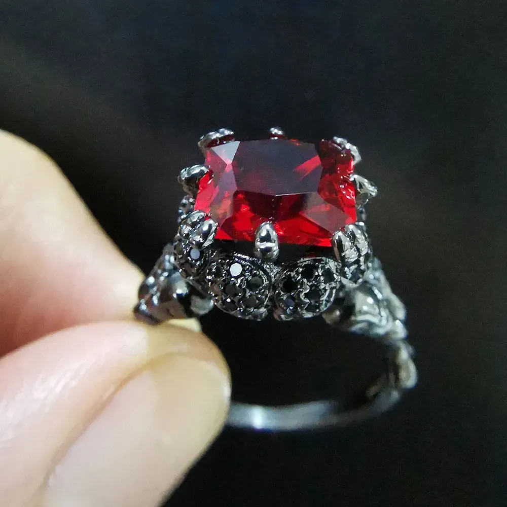 Bague Gothique Double Craneau et Cristal Rouge