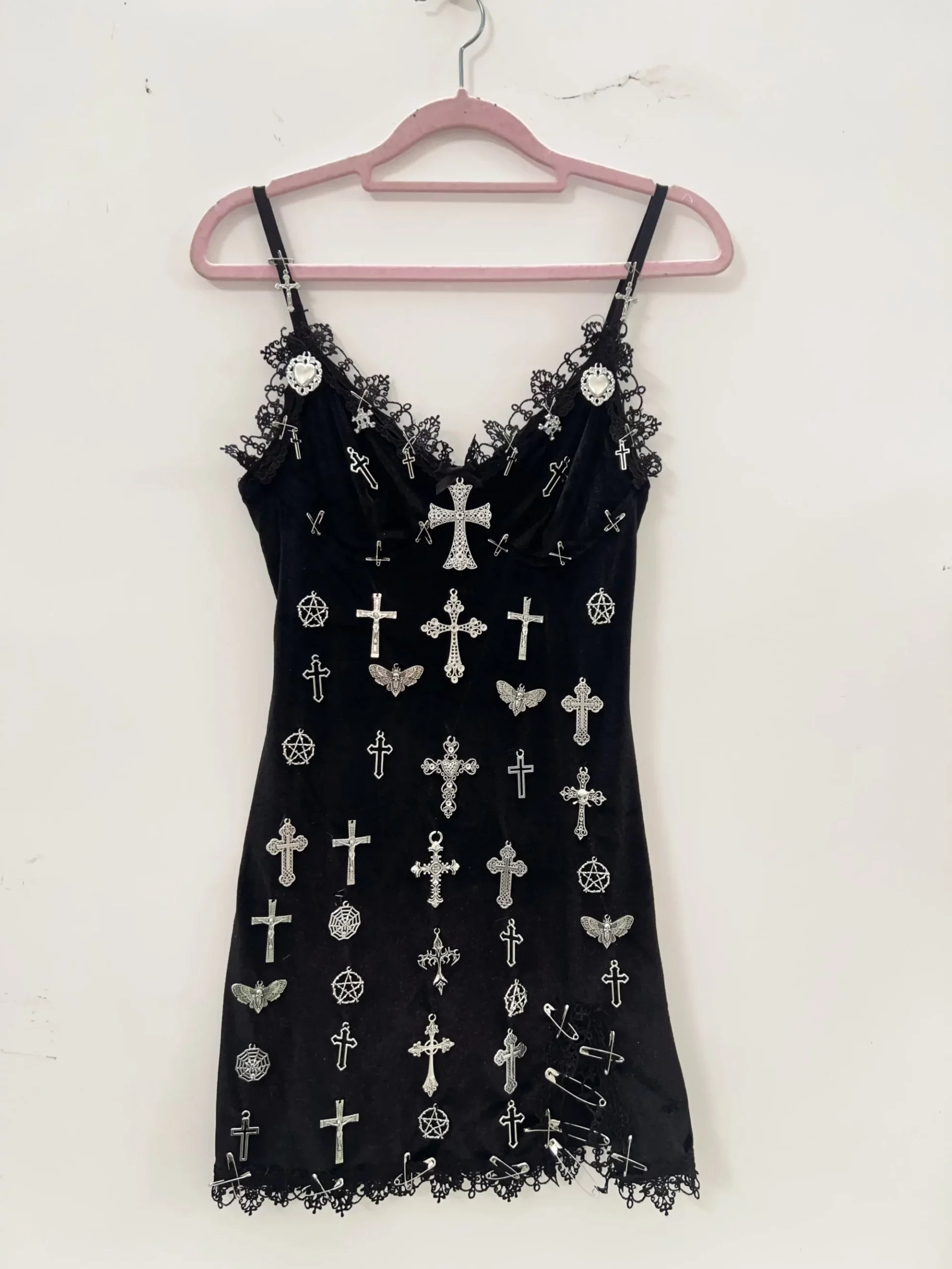 Robe Gothique à Croix – Dentelle Noire et Bretelles Fines – Image 5