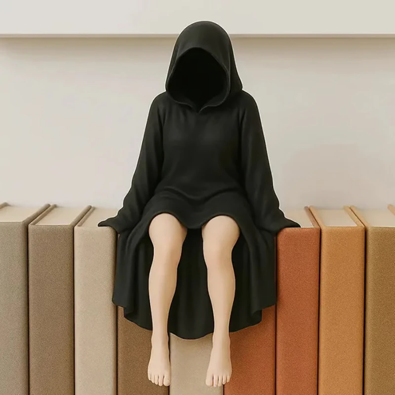 Statuette Gothique Masquée – Silhouette à Capuche – Image 2