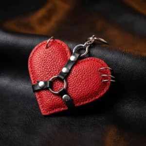 Porte-Clés Cœur Rouge à Harnais Noir – Charm Gothique pour Sac