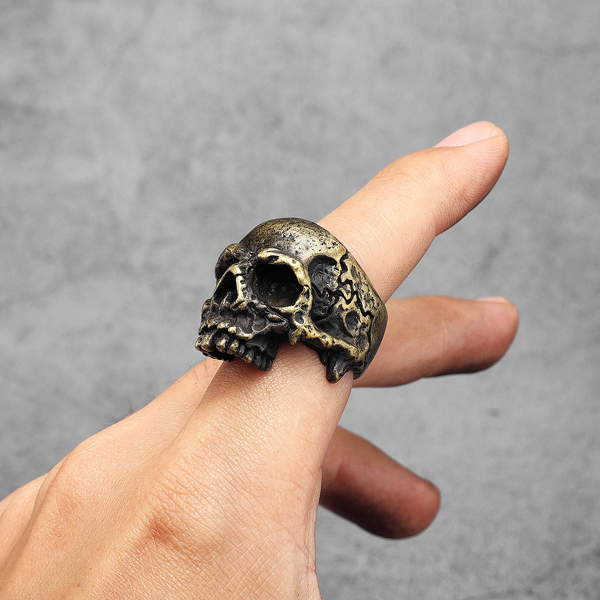 Bague Tête de Mort Vintage – Laiton Patiné – Image 3