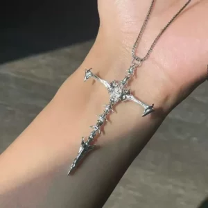 Collier Gothique Croix Argentée – Éclat Obscur