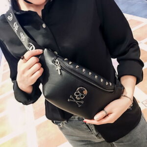 Sac Banane Gothique Noir à Rivets et Tête de Mort – 28 × 14 × 5 cm