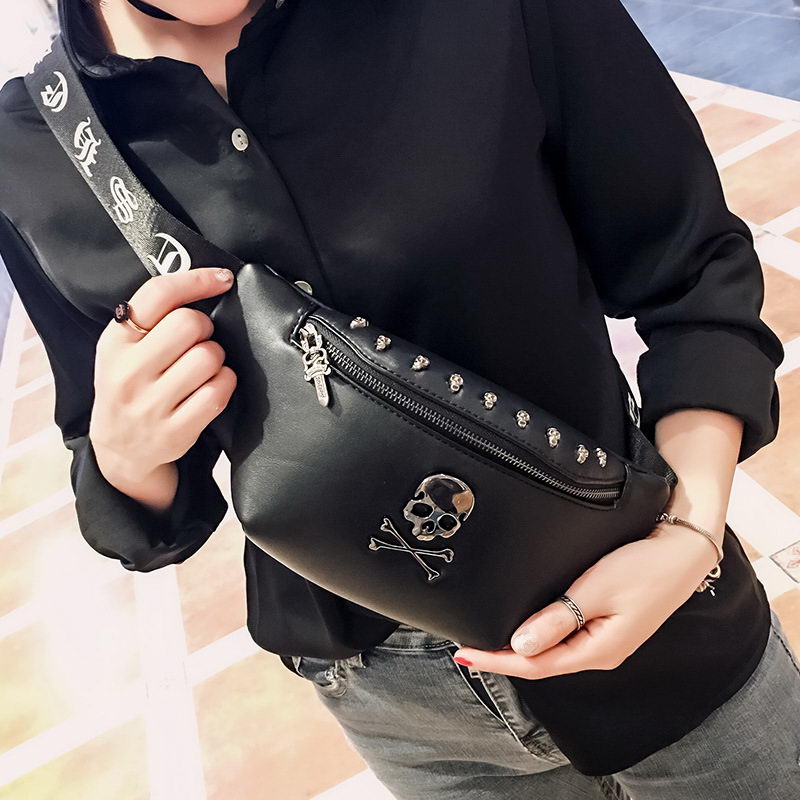 Sac Banane Gothique Noir à Rivets et Tête de Mort – 28 × 14 × 5 cm