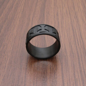 Bague Gothique Noire à Croix en Relief – Acier Inoxydable
