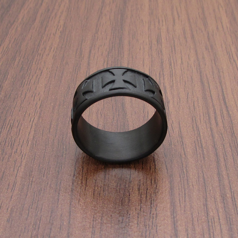 Bague Gothique Noire à Croix en Relief – Acier Inoxydable