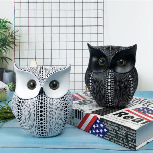 Statue hibou noir en résine avec décor ponctué et yeux dorés