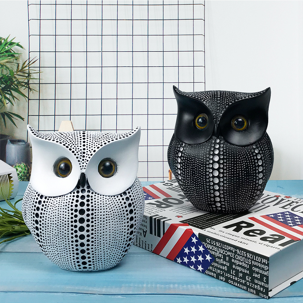 Statue hibou noir en résine avec décor ponctué et yeux dorés