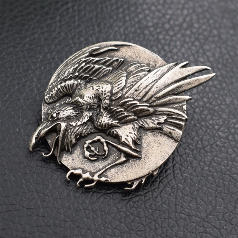 Broche Corbeau Viking en Relief – Métal Argenté