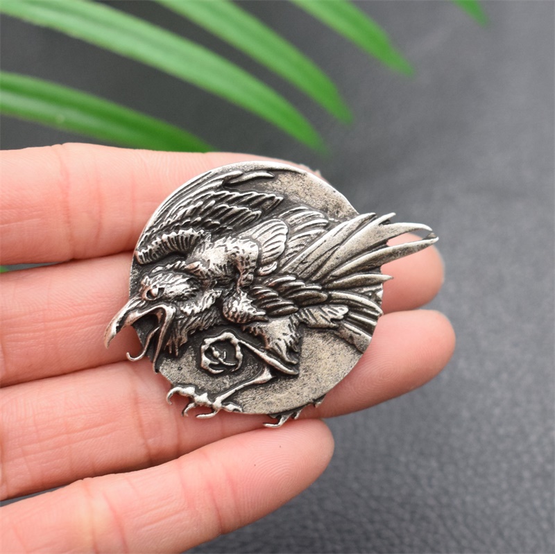 Broche Corbeau Viking en Relief – Métal Argenté – Image 2