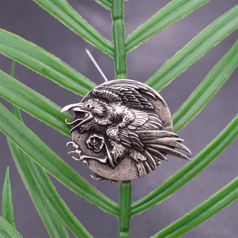 Broche Corbeau Viking en Relief – Métal Argenté – Image 3