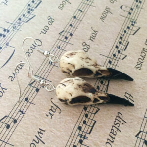 Boucles d’Oreilles Crânes de Corbeau – Résine Gothique