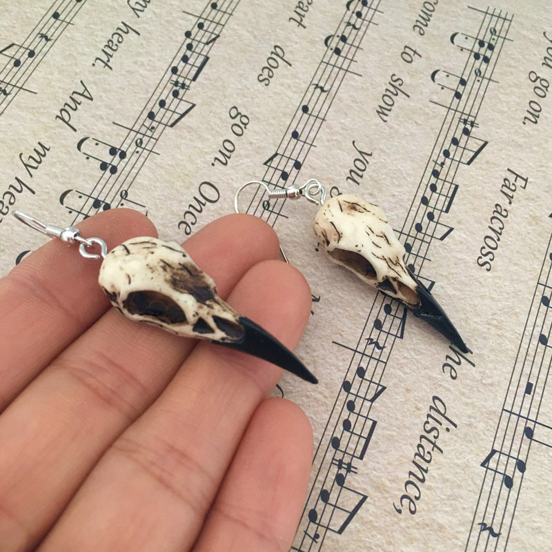 Boucles d’Oreilles Crânes de Corbeau – Résine Gothique – Image 2