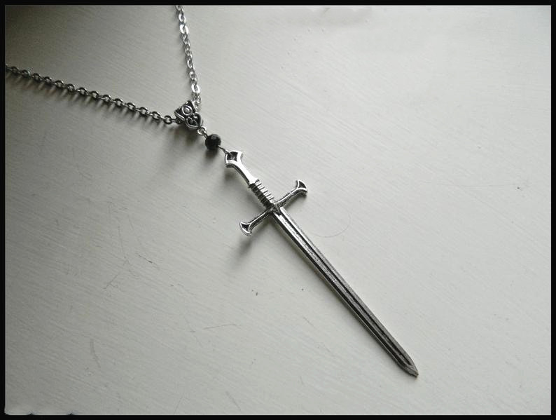 Collier Gothique Épée et Cristal Noir – Pendentif 8 cm
