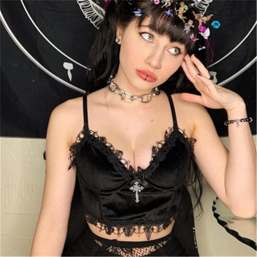 Top Court Gothique en Velours Noir – Dentelle & Croix