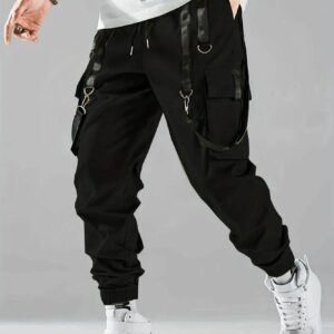 Pantalon cargo noir avec poches, sangles et anneaux métalliques