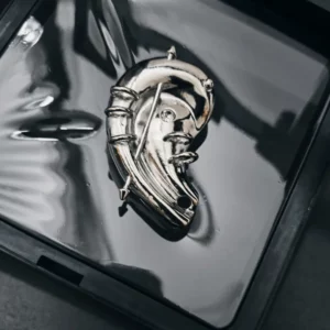 Boucle d’oreille argentée à contours sculpturaux