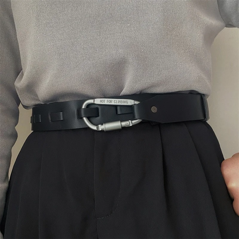 Ceinture noire avec mousqueton argenté