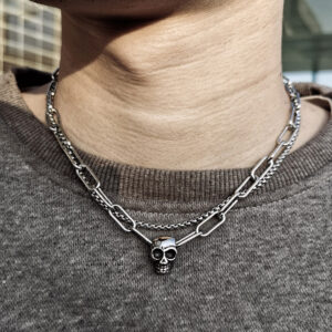 Collier double chaîne avec pendentif crâne