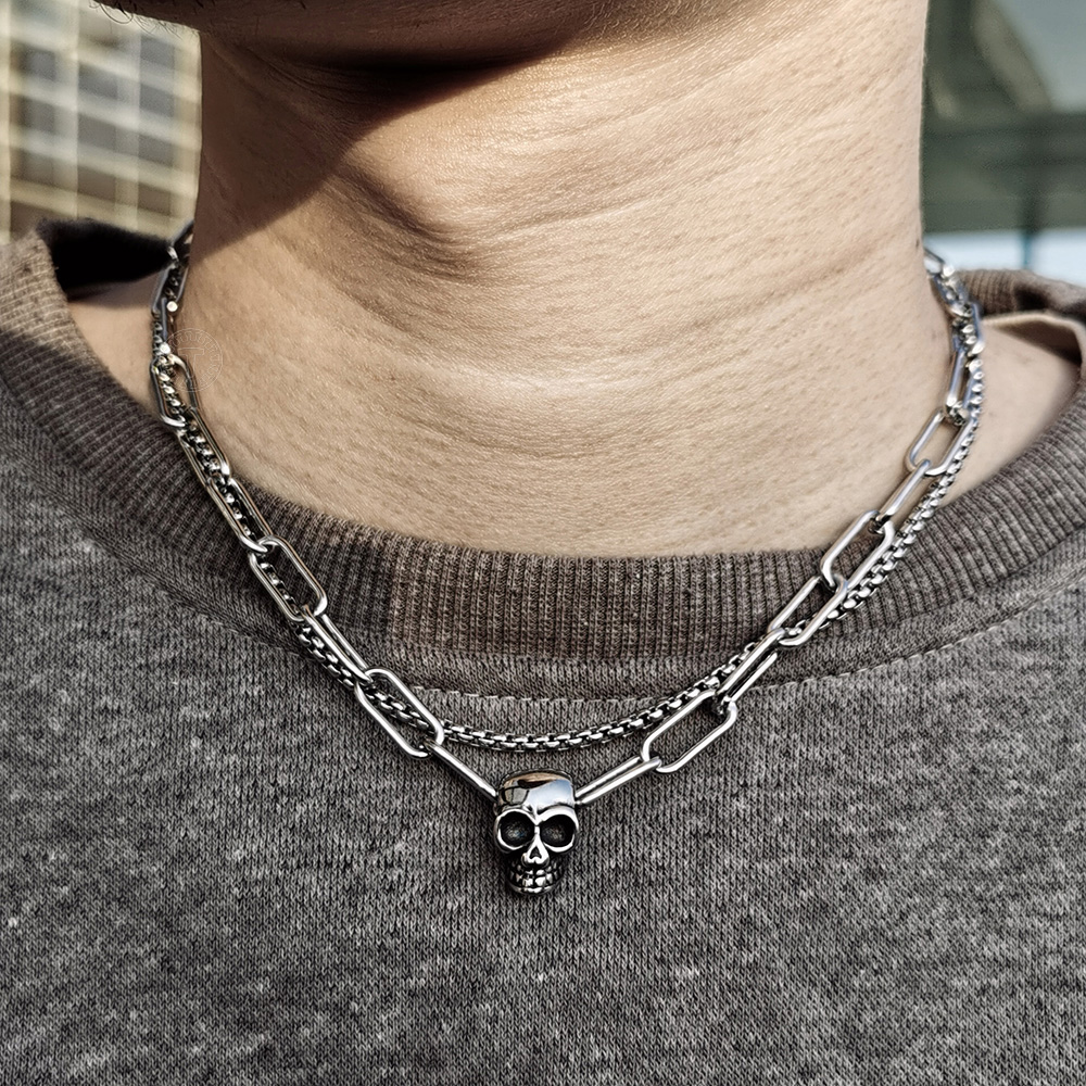 Collier double chaîne avec pendentif crâne