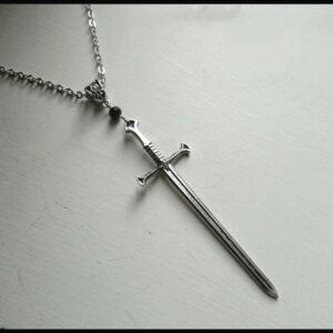 Collier pendentif épée gothique argentée