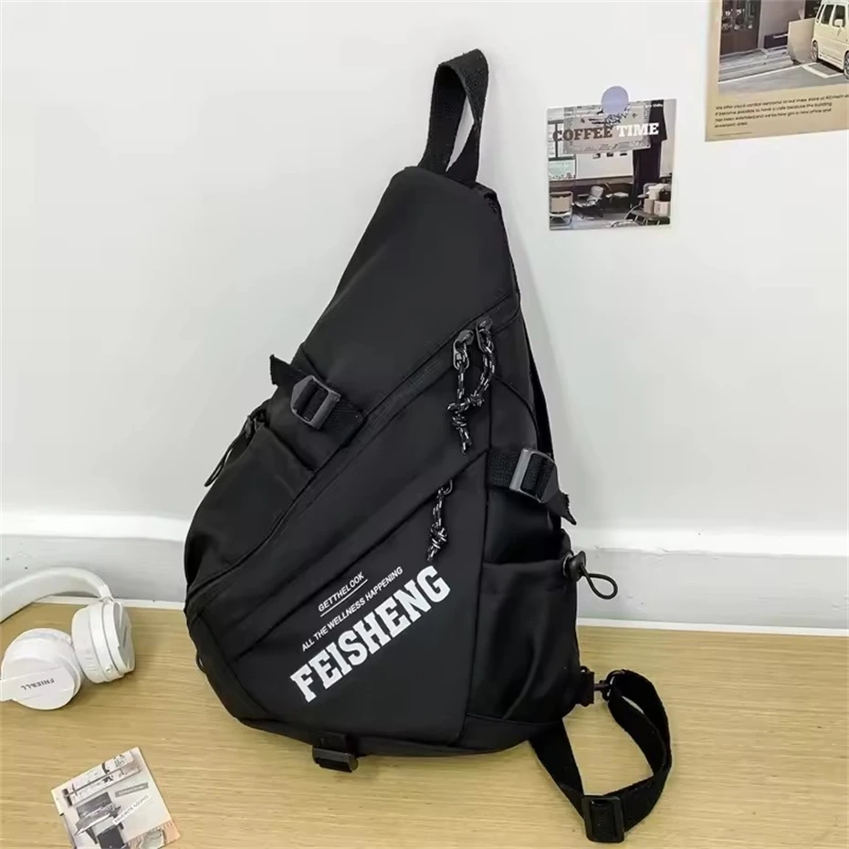 Sac bandoulière noir porté en travers du torse