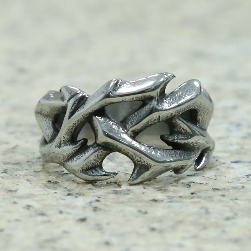 Bague gothique en acier inoxydable ornée de branches et d’épines