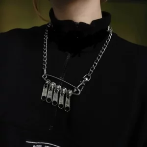 Collier chaîne argentée avec cinq tirettes de fermeture éclair