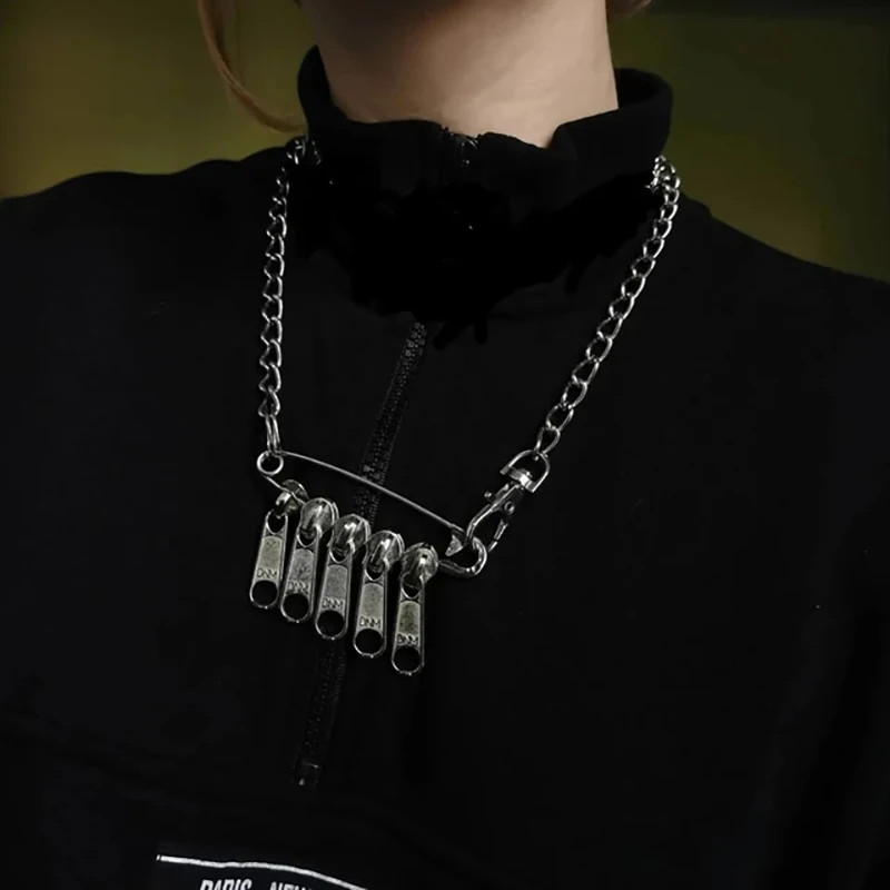 Collier chaîne argentée avec cinq tirettes de fermeture éclair